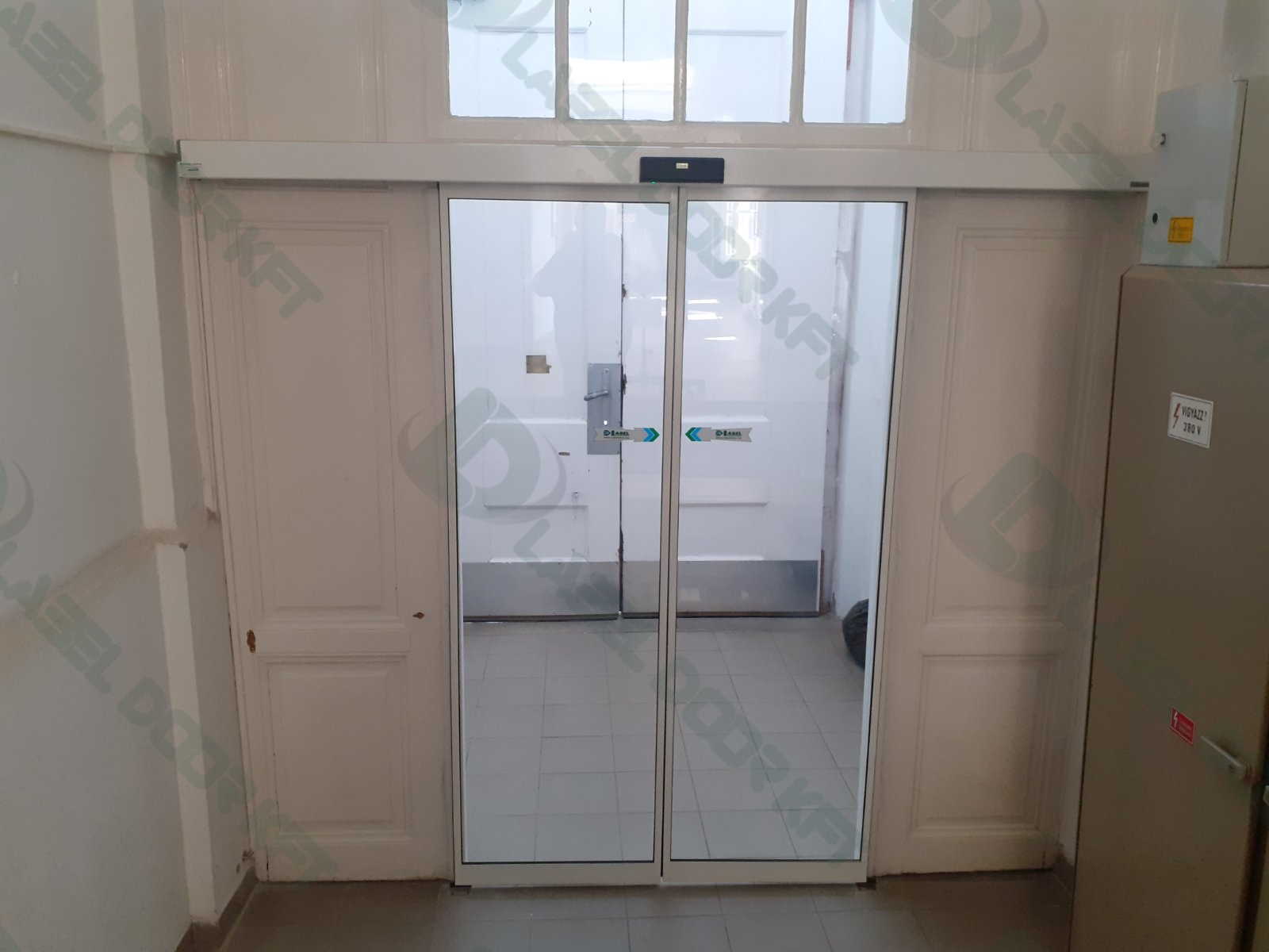 Label, glass door, automatic door, automatic glass door